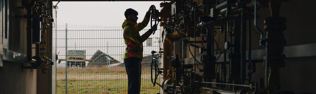 Monteur arbeitet an einer Anlage.