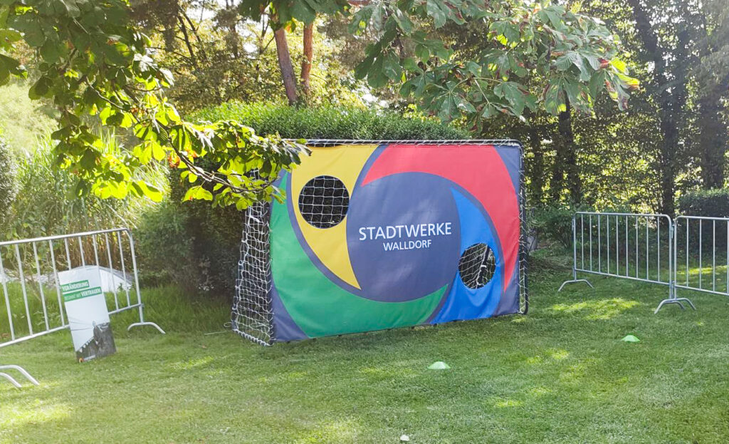 Torwand für Kinder mit großem Stadtwerke Walldorf Logo