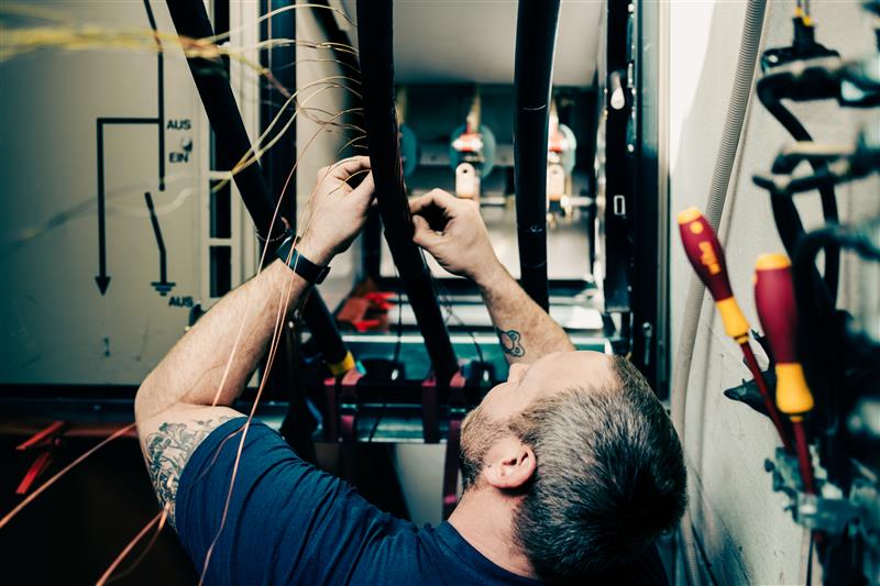 Monteur arbeitet an Kabeln