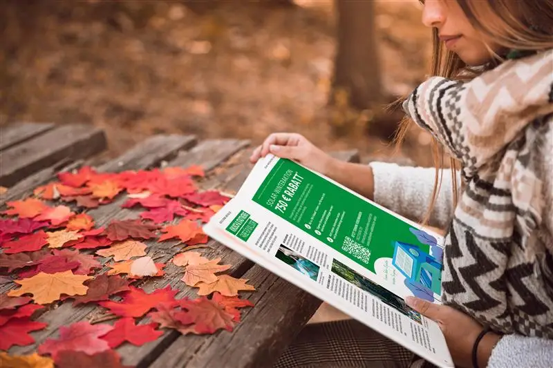 Person liest aktuelle Ausgabe der Kundenzeitschrift