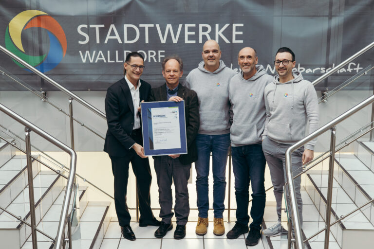 Gruppenbild der Urkunden&uuml;bergabe