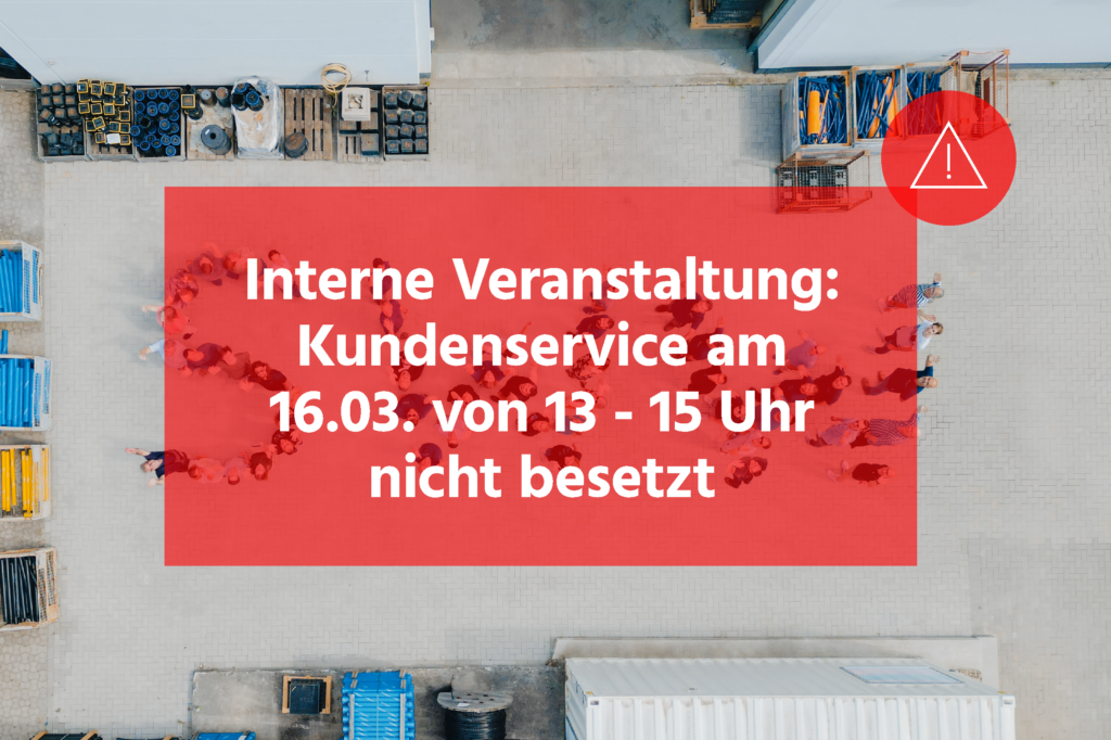 Gruppenbild der Stadtwerkemitarbeiter mit einem Achtung-Symbol